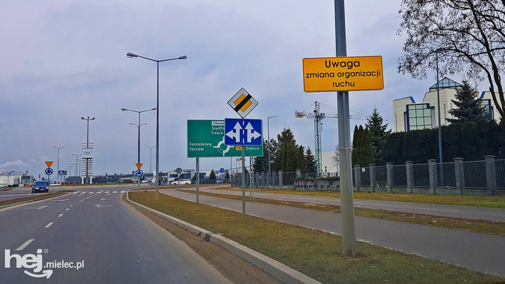 Nowe znaki poziome na rondzie przy ARP w Mielcu