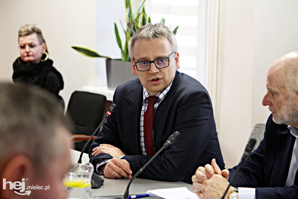 Sesja Rady Powiatu. Temat: szpital