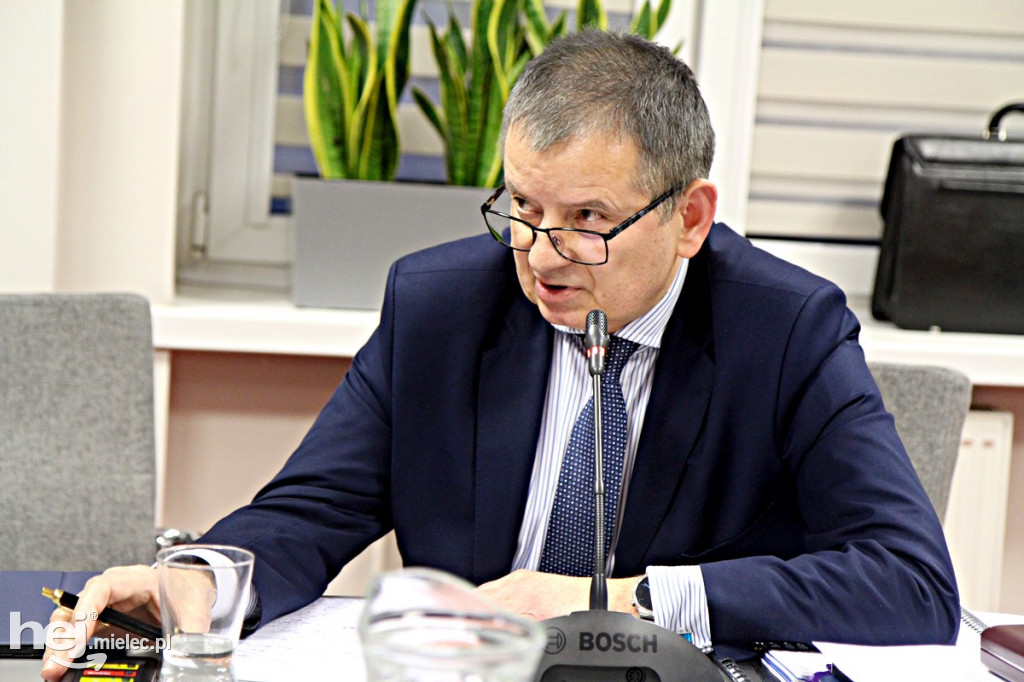 Sesja Rady Powiatu. Temat: szpital