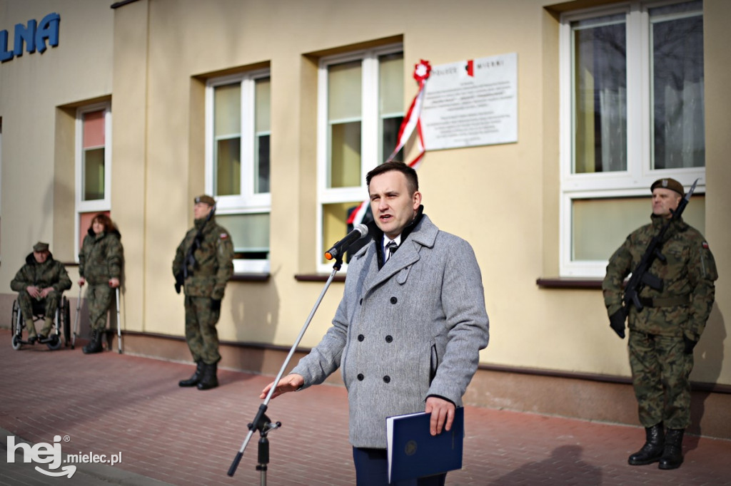 Tablica pamiątkowa na I LO