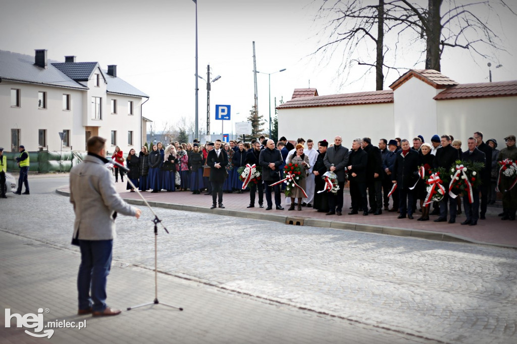 Tablica pamiątkowa na I LO