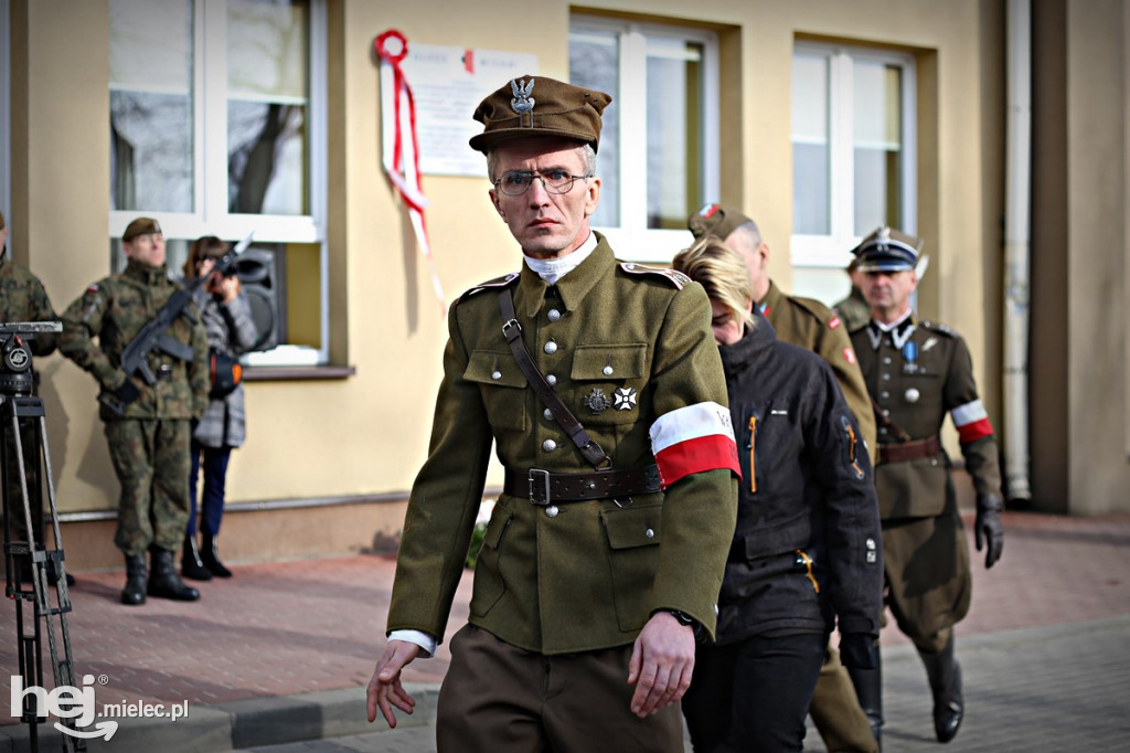 Tablica pamiątkowa na I LO