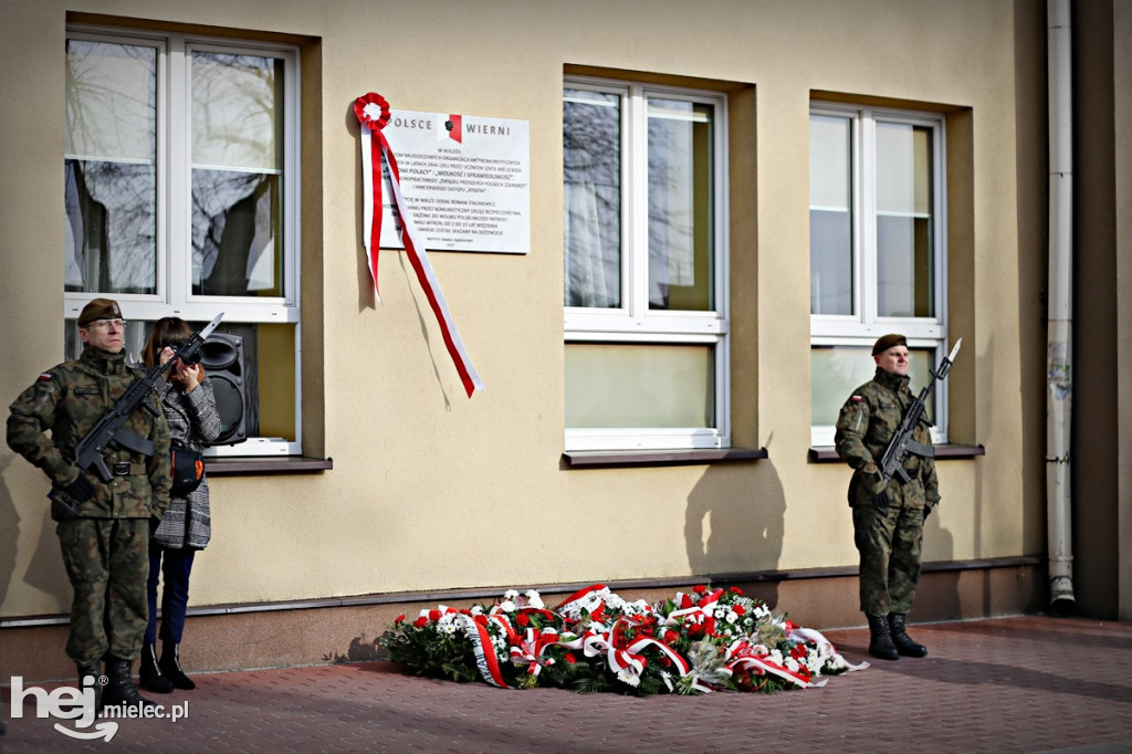 Tablica pamiątkowa na I LO