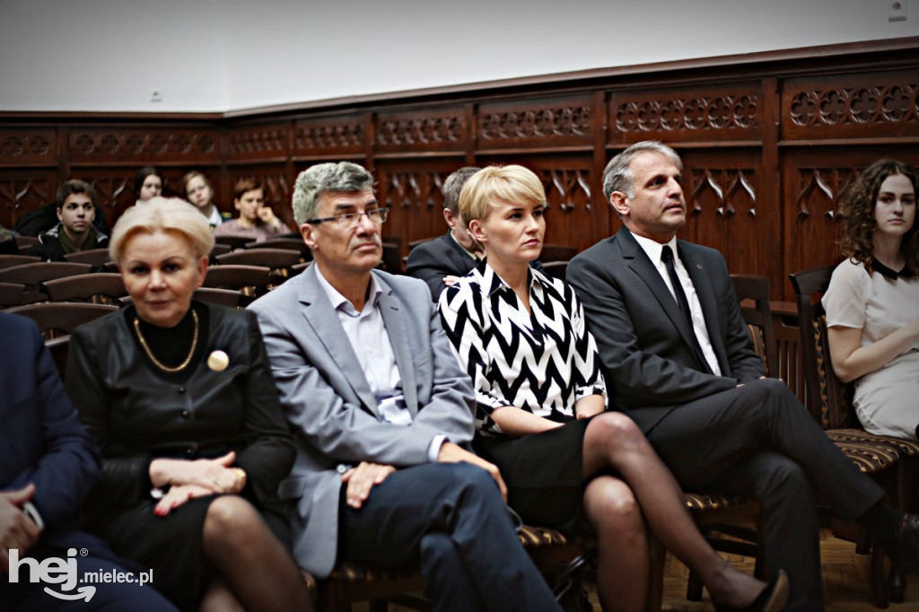 Tablica pamiątkowa na I LO