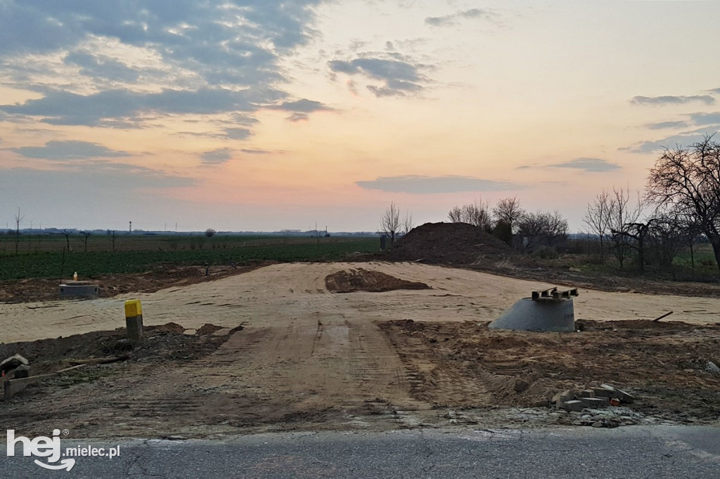 Widać pierwsze elementy nowego mostu