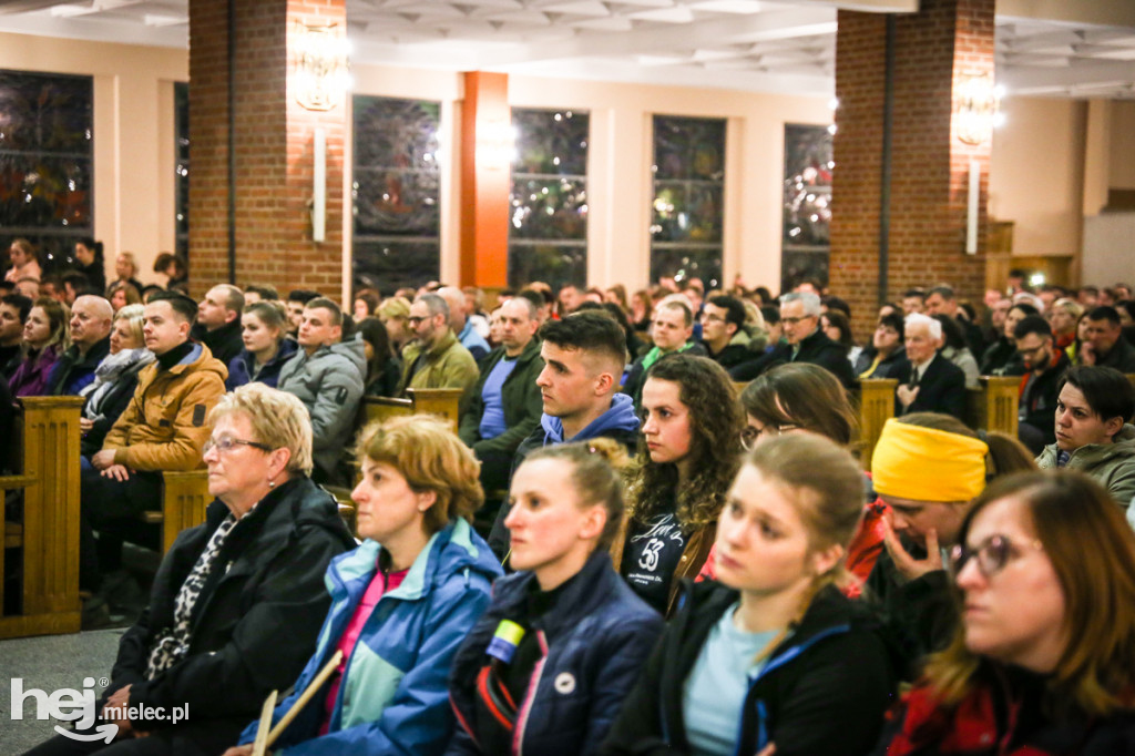 Blisko 600 osób wyruszyło na EDK