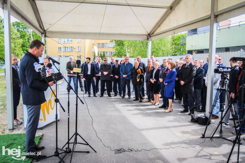 Wmurowanie aktu erekcyjnego hali sportowej