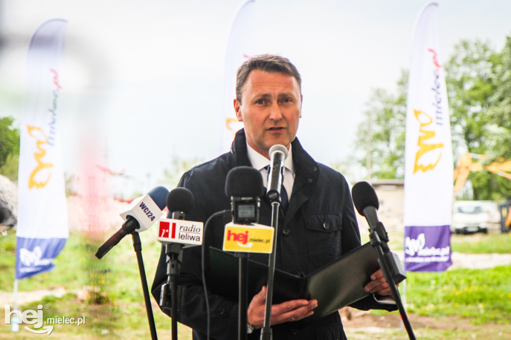 Wmurowanie aktu erekcyjnego hali sportowej