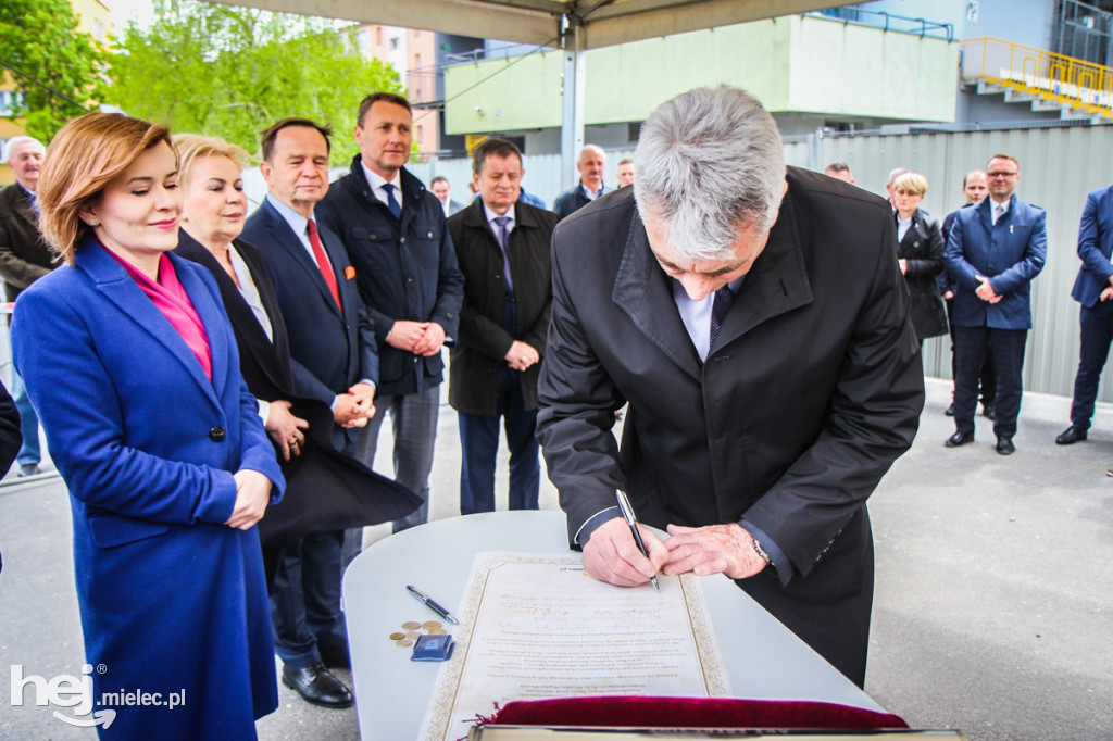 Wmurowanie aktu erekcyjnego hali sportowej