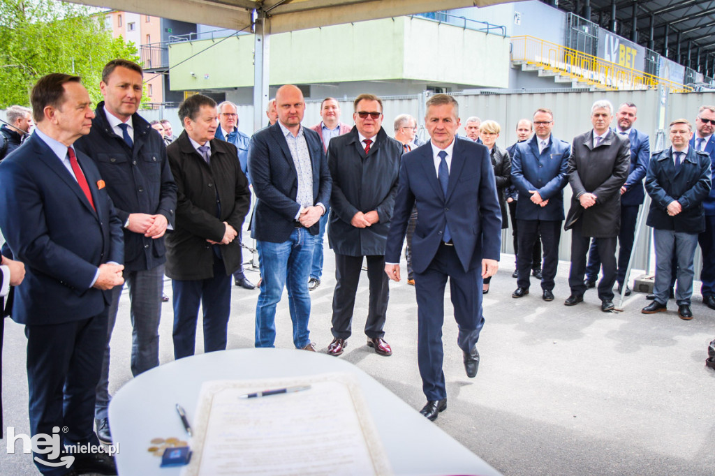 Wmurowanie aktu erekcyjnego hali sportowej