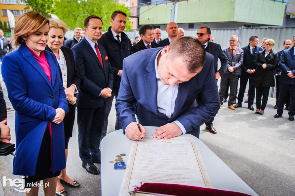 Wmurowanie aktu erekcyjnego hali sportowej