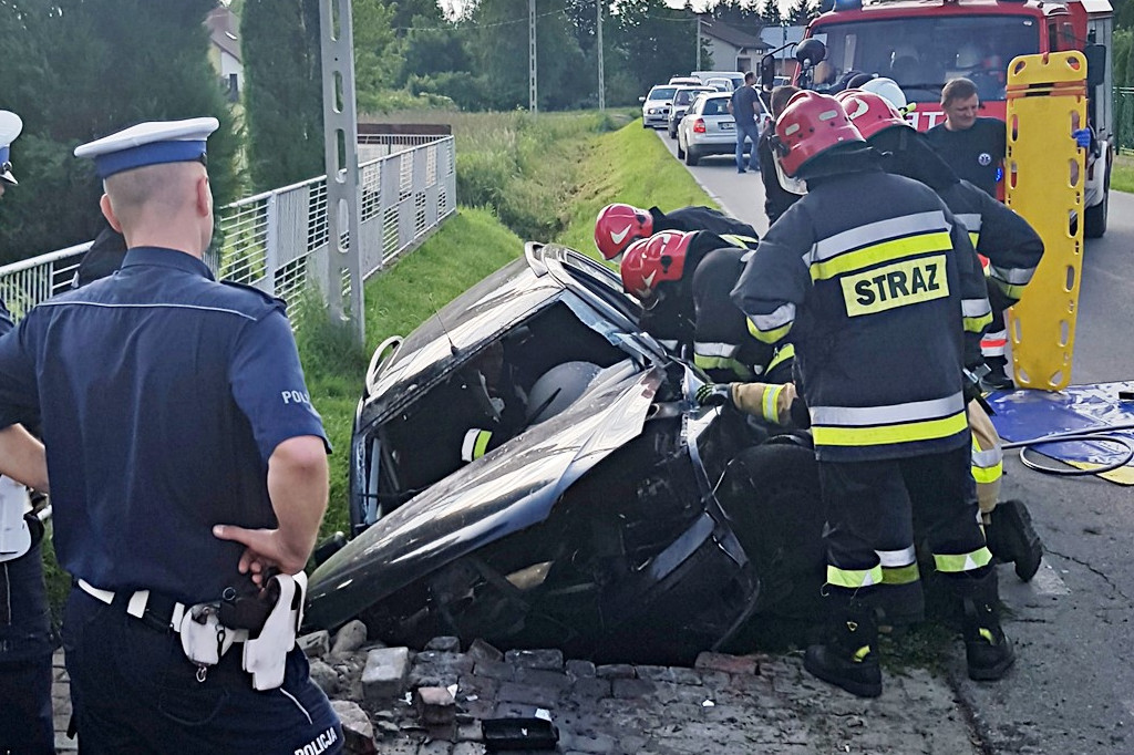 Ford wpadł w betonowy mostek