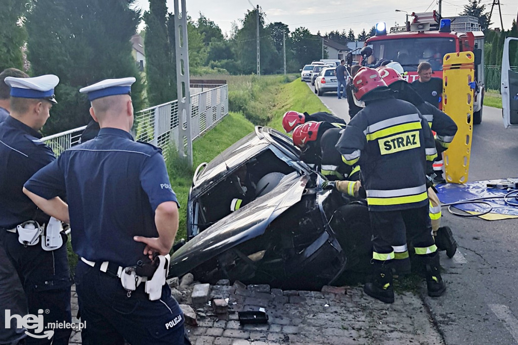Ford wpadł w betonowy mostek