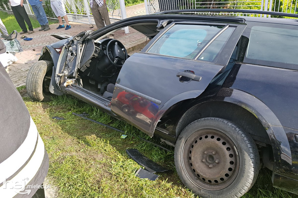 Ford wpadł w betonowy mostek