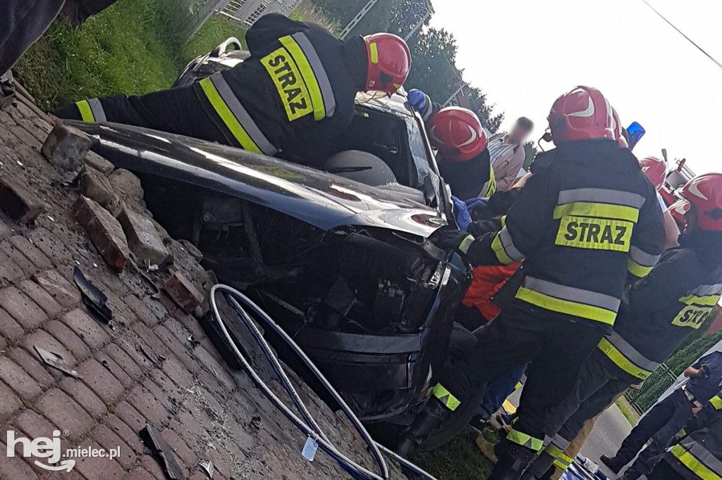 Ford wpadł w betonowy mostek