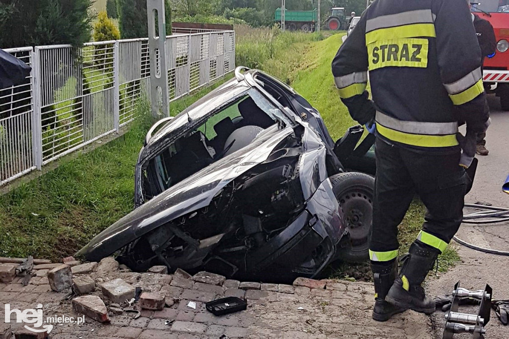 Ford wpadł w betonowy mostek