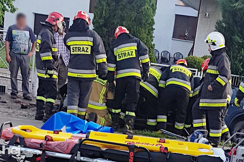 Ford wpadł w betonowy mostek