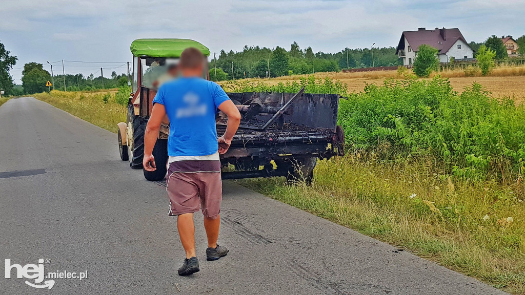Spłonęła przyczepa ze słomą
