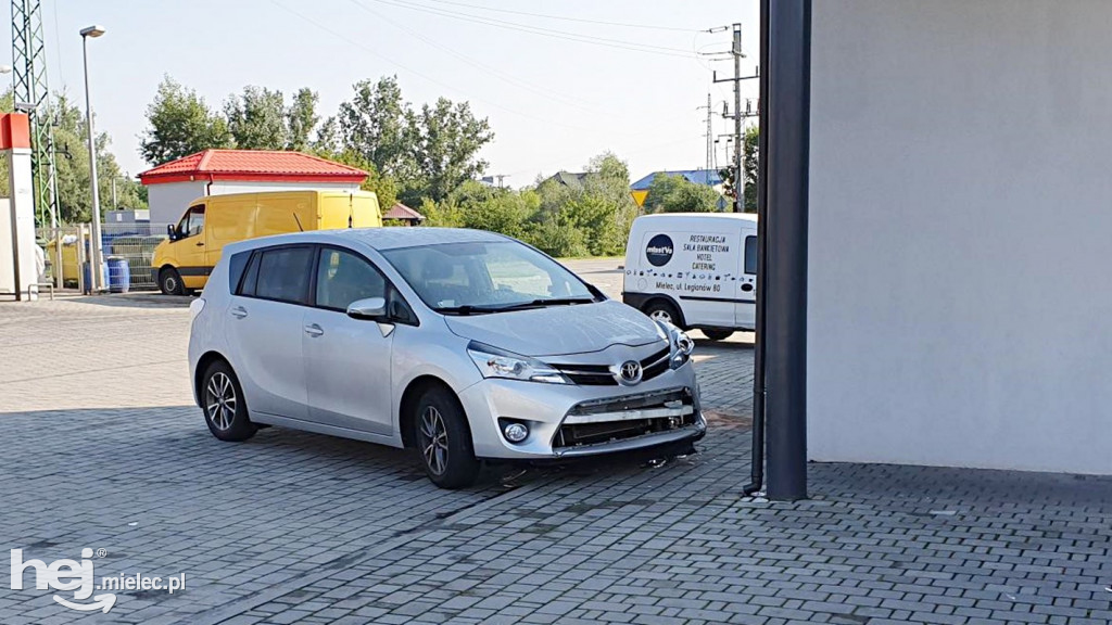 Rajd BMW na stacji paliw