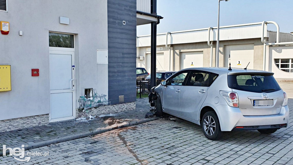Rajd BMW na stacji paliw