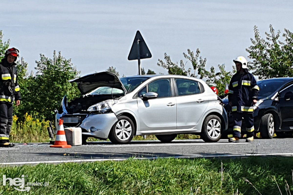 Zderzenie trzech osobówek na ul. Dębickiej