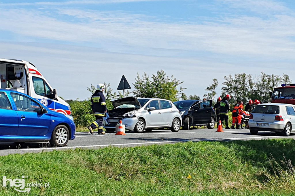 Zderzenie trzech osobówek na ul. Dębickiej