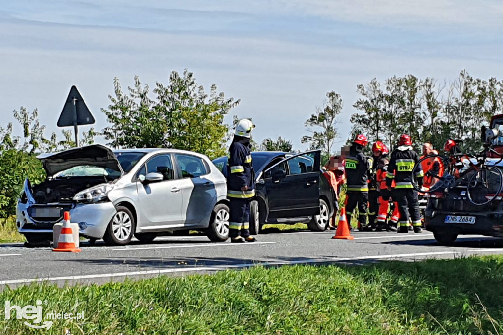 Zderzenie trzech osobówek na ul. Dębickiej