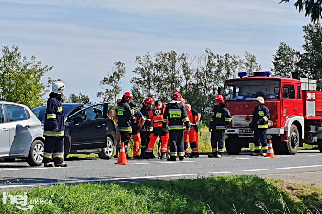 Zderzenie trzech osobówek na ul. Dębickiej