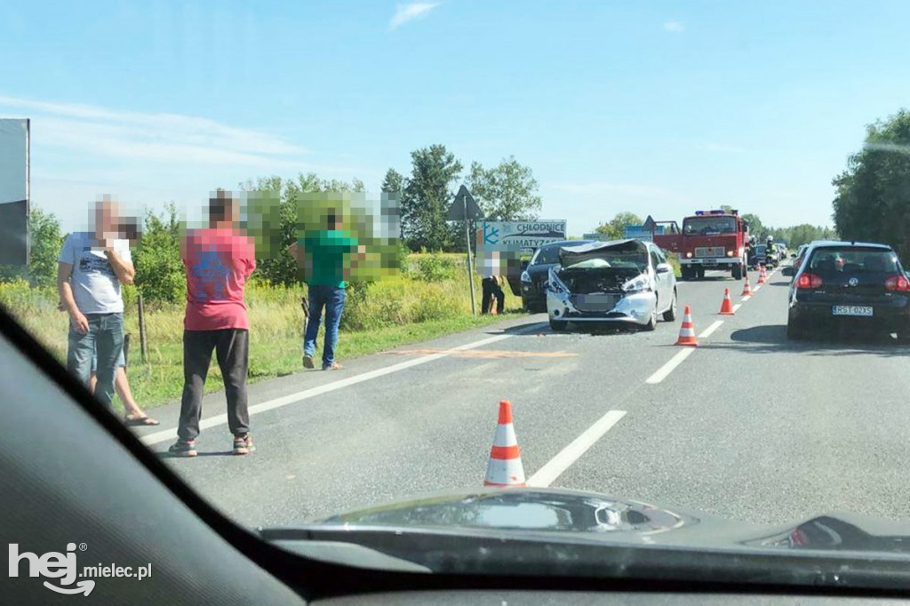 Zderzenie trzech osobówek na ul. Dębickiej