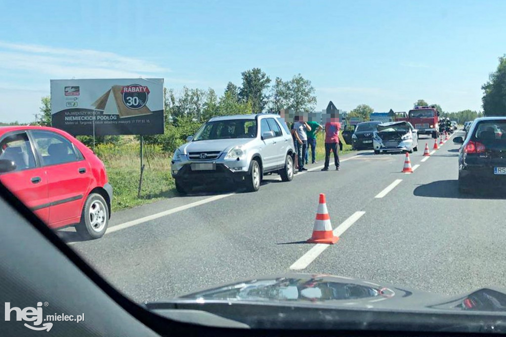 Zderzenie trzech osobówek na ul. Dębickiej