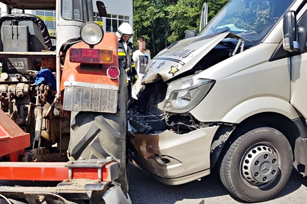 Zderzenie busa z traktorem w Janowcu