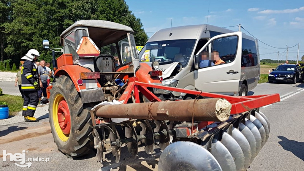 Zderzenie busa z traktorem w Janowcu