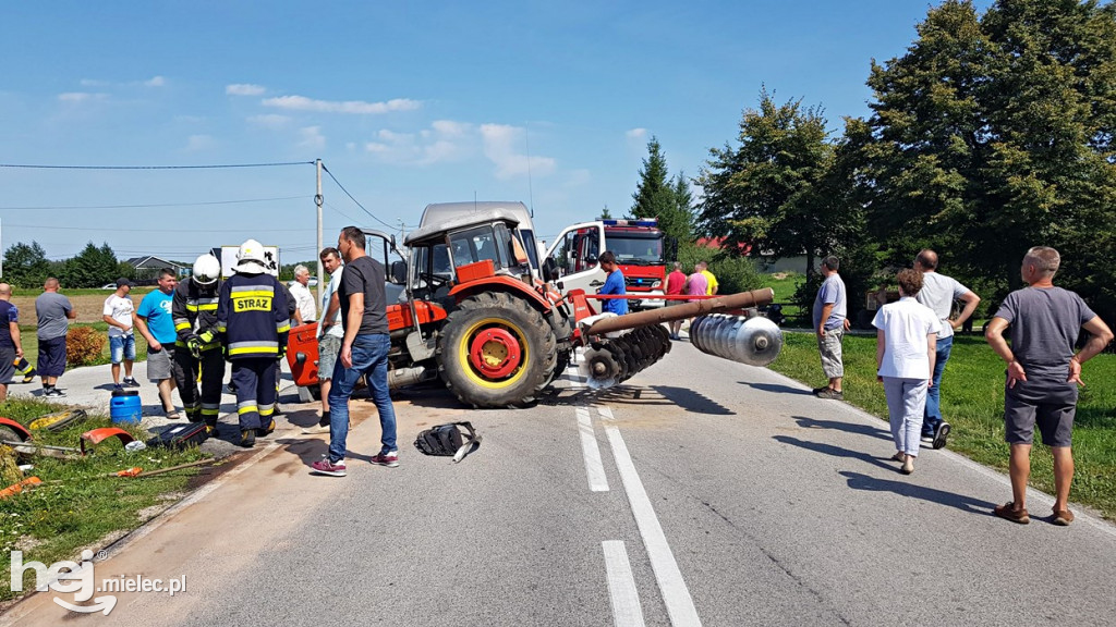 Zderzenie busa z traktorem w Janowcu