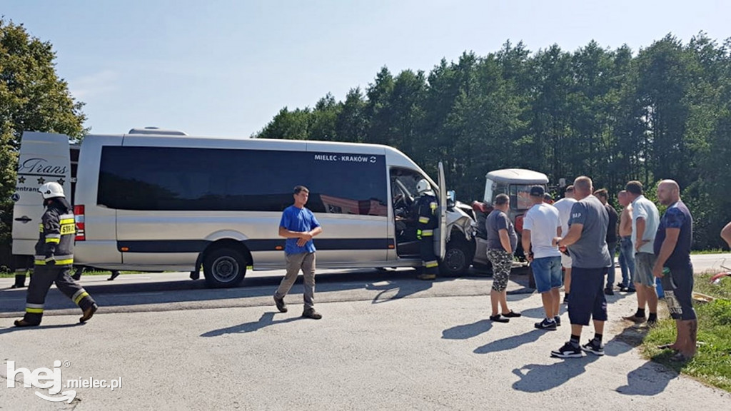 Zderzenie busa z traktorem w Janowcu