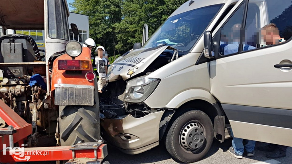Zderzenie busa z traktorem w Janowcu