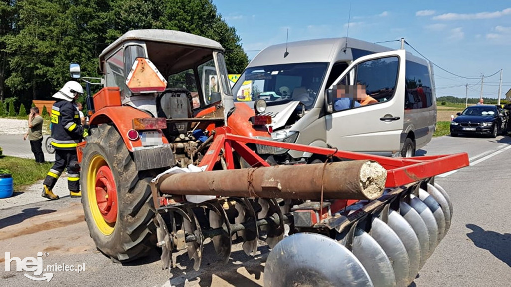 Zderzenie busa z traktorem w Janowcu