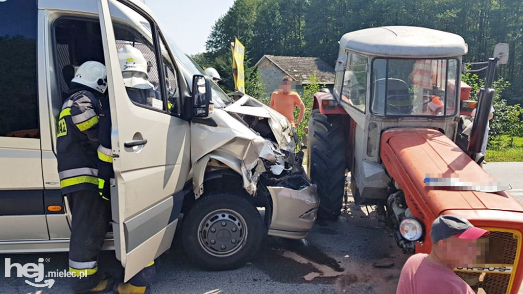 Zderzenie busa z traktorem w Janowcu