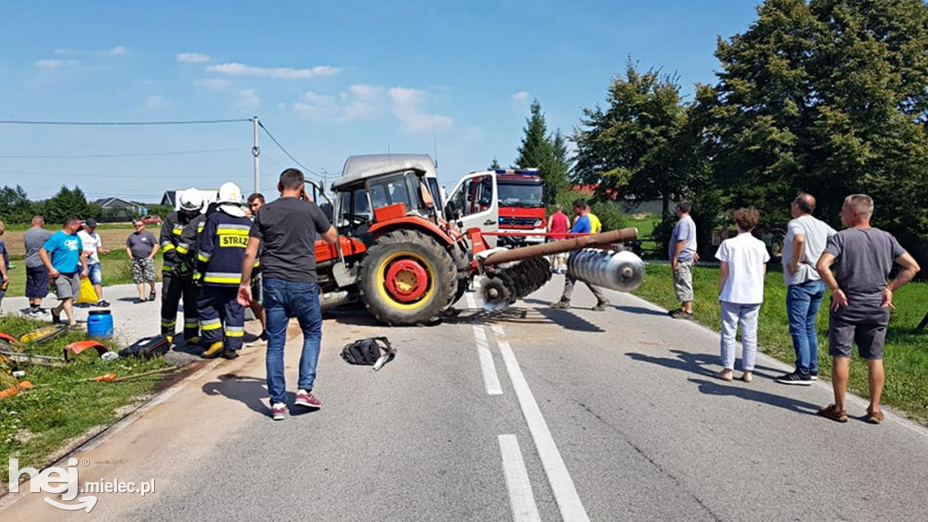 Zderzenie busa z traktorem w Janowcu