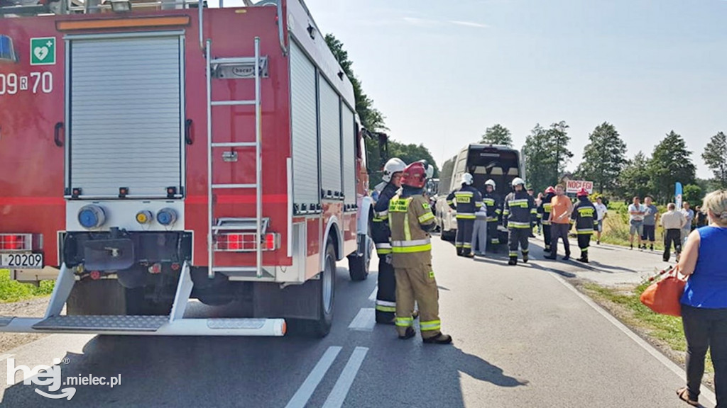 Zderzenie busa z traktorem w Janowcu