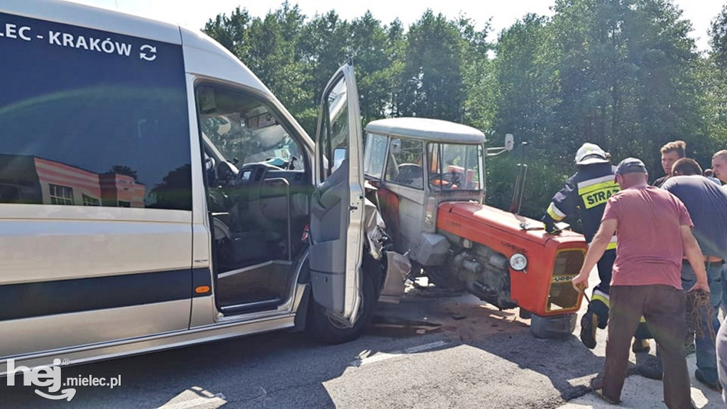 Zderzenie busa z traktorem w Janowcu