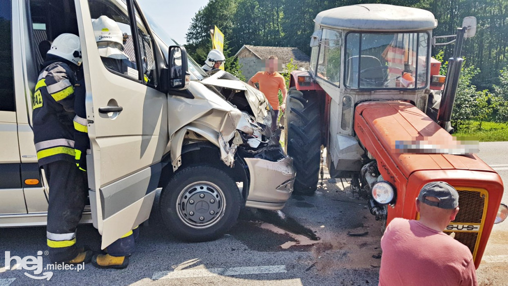 Zderzenie busa z traktorem w Janowcu