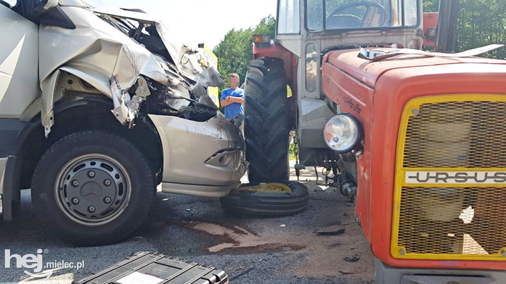 Zderzenie busa z traktorem w Janowcu