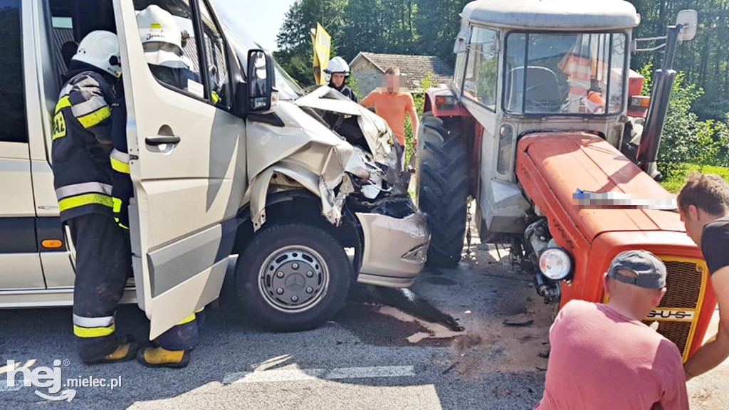 Zderzenie busa z traktorem w Janowcu