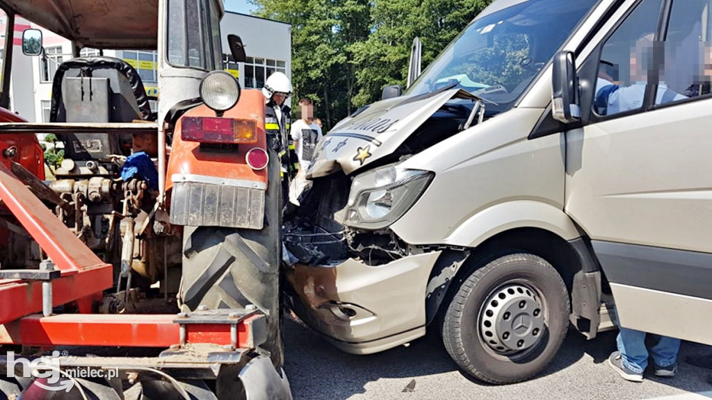 Zderzenie busa z traktorem w Janowcu