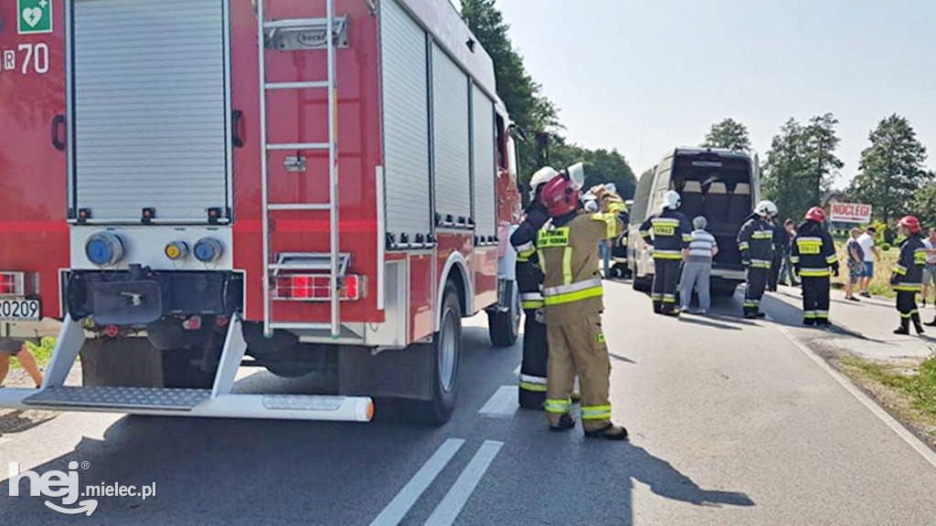 Zderzenie busa z traktorem w Janowcu