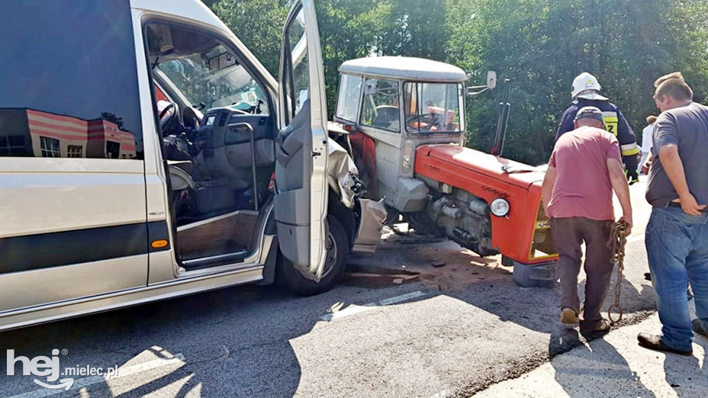 Zderzenie busa z traktorem w Janowcu
