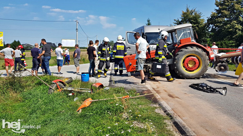 Zderzenie busa z traktorem w Janowcu