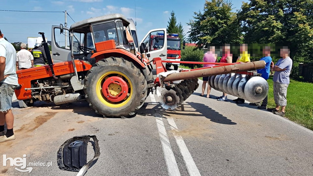 Zderzenie busa z traktorem w Janowcu