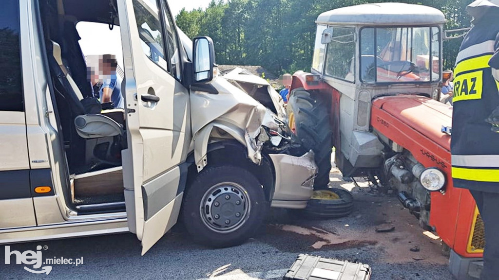 Zderzenie busa z traktorem w Janowcu