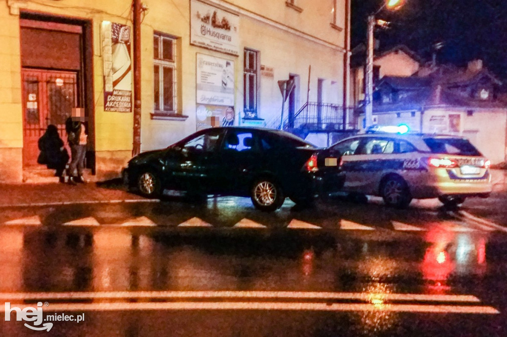 Ford wpadł w budynek